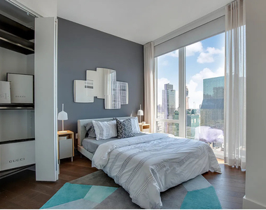 222 East 44th Street - Photo Thumbnail 2