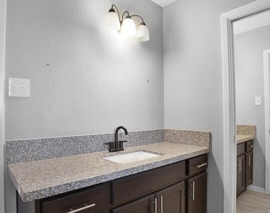3709 Roslyn Drive - Photo Thumbnail 18