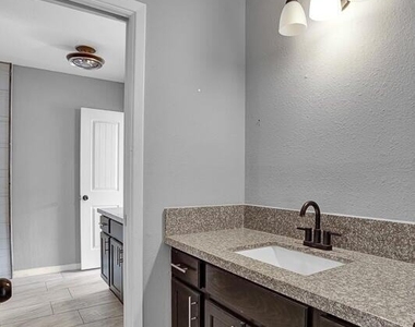 3709 Roslyn Drive - Photo Thumbnail 20
