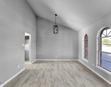 3709 Roslyn Drive - Photo Thumbnail 4