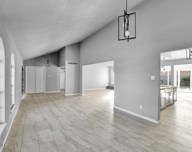 3709 Roslyn Drive - Photo Thumbnail 5