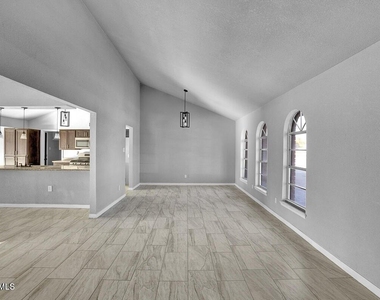 3709 Roslyn Drive - Photo Thumbnail 3
