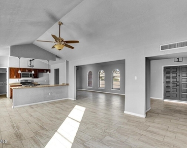3709 Roslyn Drive - Photo Thumbnail 9