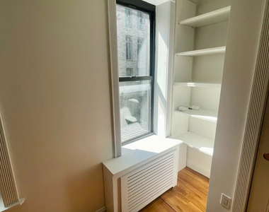 140 East 46th Street, Midtown East - Photo Thumbnail 4