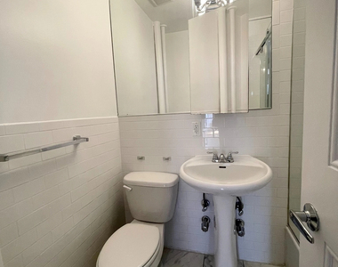 140 East 46th Street, Midtown East - Photo Thumbnail 6