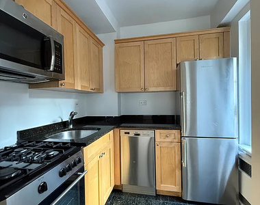 95 Christopher Street - Photo Thumbnail 3