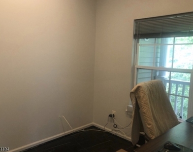 511 Chatfield Dr - Photo Thumbnail 16