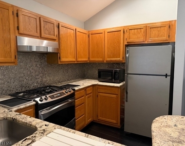 511 Chatfield Dr - Photo Thumbnail 6
