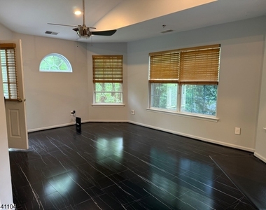 511 Chatfield Dr - Photo Thumbnail 8