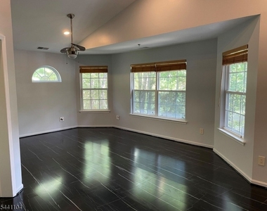 511 Chatfield Dr - Photo Thumbnail 10