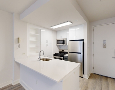 10 Hanover Square - Photo Thumbnail 1