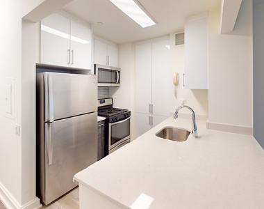 10 Hanover Square - Photo Thumbnail 1