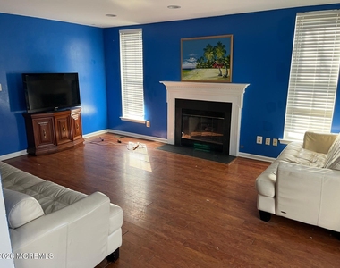 407 Hollywood Avenue - Photo Thumbnail 2