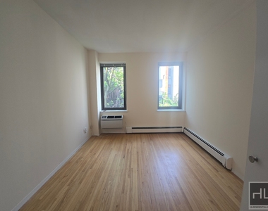 West 52nd Street - Photo Thumbnail 4
