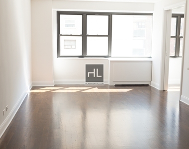 E 16 St - Photo Thumbnail 3