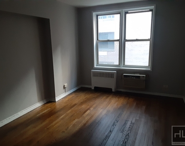East 58 Street - Photo Thumbnail 3