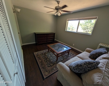 1039 E Larkspur Lane - Photo Thumbnail 9