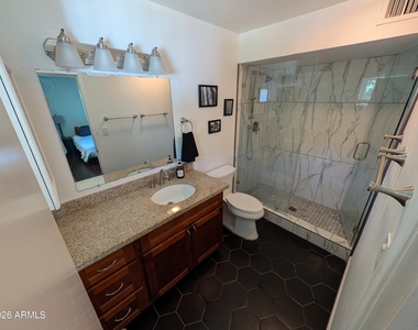 1039 E Larkspur Lane - Photo Thumbnail 7