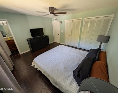 1039 E Larkspur Lane - Photo Thumbnail 5