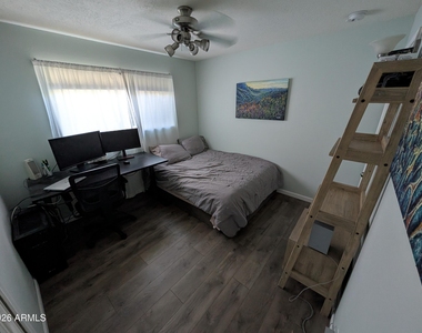 1039 E Larkspur Lane - Photo Thumbnail 11