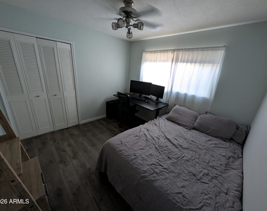 1039 E Larkspur Lane - Photo Thumbnail 10