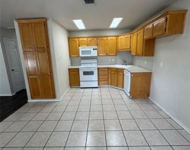 957 Austin Court - Photo Thumbnail 6
