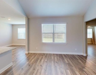 904 Emerson Drive - Photo Thumbnail 5