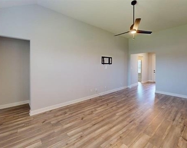 904 Emerson Drive - Photo Thumbnail 8