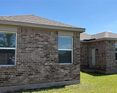 904 Emerson Drive - Photo Thumbnail 20
