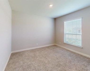 904 Emerson Drive - Photo Thumbnail 11