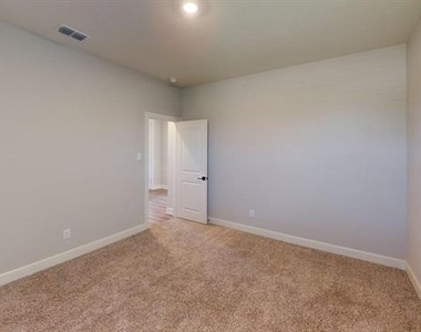 904 Emerson Drive - Photo Thumbnail 13