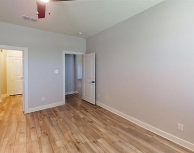 904 Emerson Drive - Photo Thumbnail 9