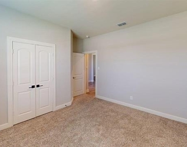 904 Emerson Drive - Photo Thumbnail 10