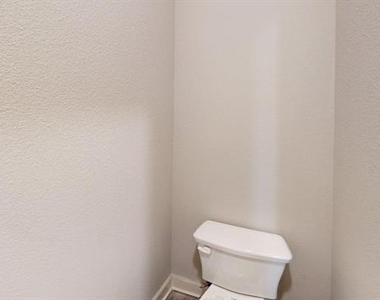 904 Emerson Drive - Photo Thumbnail 16