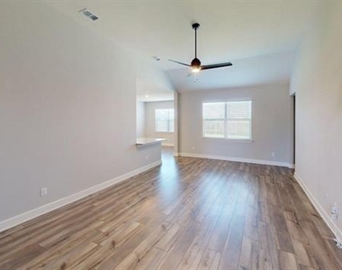 904 Emerson Drive - Photo Thumbnail 6