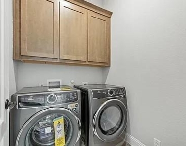 3244 Southampton Drive - Photo Thumbnail 19