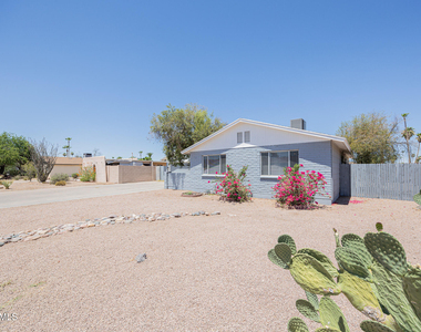 4704 S La Rosa Drive - Photo Thumbnail 2