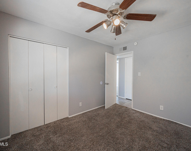 4704 S La Rosa Drive - Photo Thumbnail 19