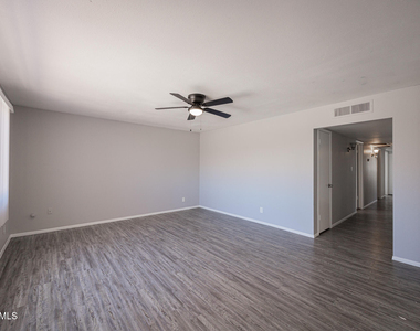 4704 S La Rosa Drive - Photo Thumbnail 4