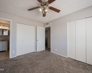 4704 S La Rosa Drive - Photo Thumbnail 14