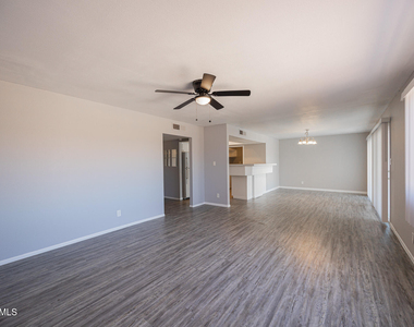 4704 S La Rosa Drive - Photo Thumbnail 5
