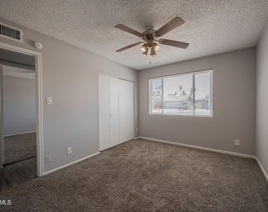 4704 S La Rosa Drive - Photo Thumbnail 13