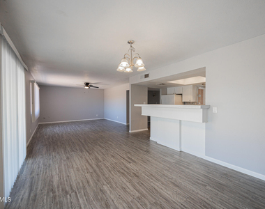 4704 S La Rosa Drive - Photo Thumbnail 9