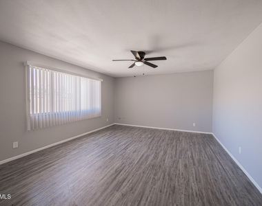 4704 S La Rosa Drive - Photo Thumbnail 3
