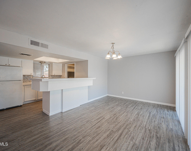 4704 S La Rosa Drive - Photo Thumbnail 7