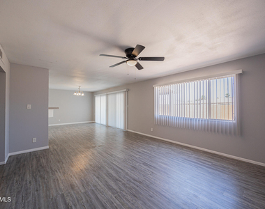 4704 S La Rosa Drive - Photo Thumbnail 6