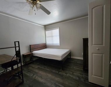 718 College - Photo Thumbnail 6