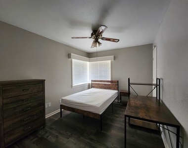 718 College - Photo Thumbnail 7