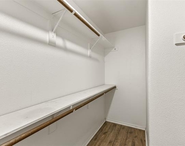 2836 Kilburn Avenue - Photo Thumbnail 15