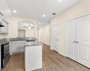 2836 Kilburn Avenue - Photo Thumbnail 10